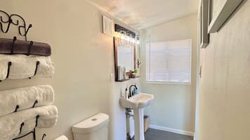 HandtĂŒcher, Seife, Shampoo, Toilettenpapier