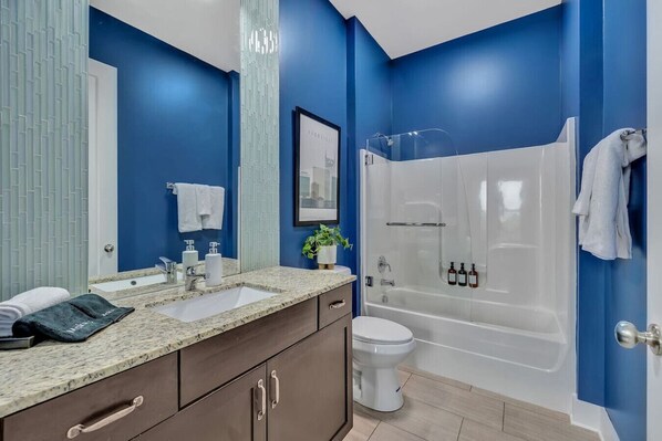 Haartrockner, Handtücher, Seife, Shampoo