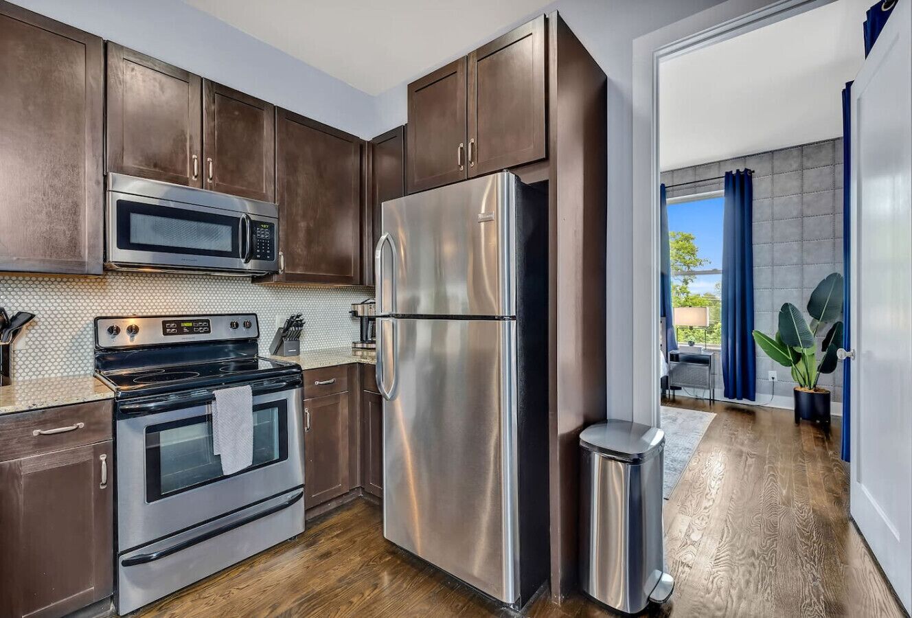 Een koelkast, een microgolfoven, een oven, een kookplaat