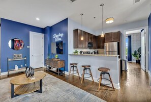 Fridge, microwave, oven, stovetop - Broadway Blues at West End Near Vanderbilt (Nashville)