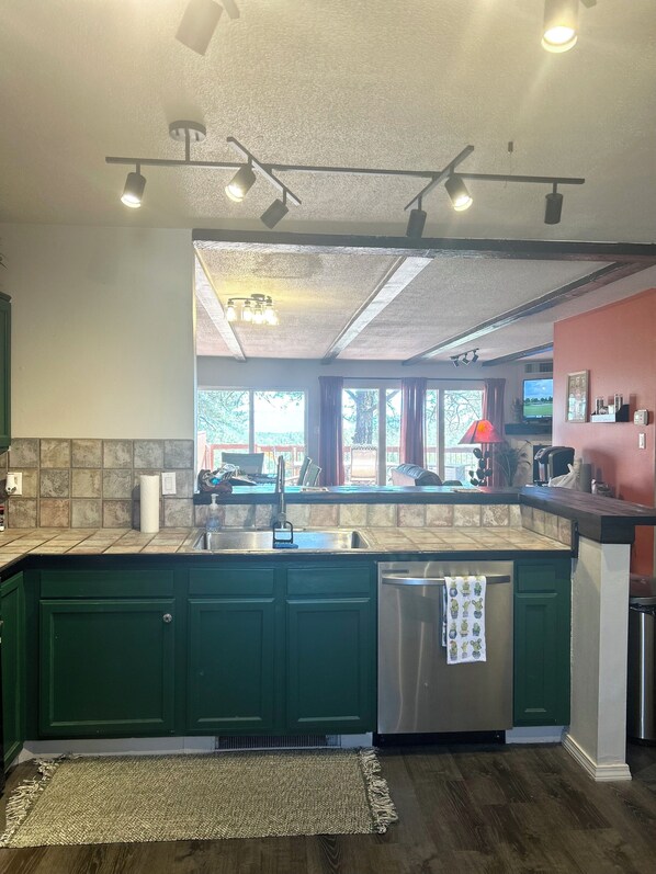 Private kitchen - Mountain Getaway! 3BR/2.5BA minutes from downtown Ruidoso! (Alto)