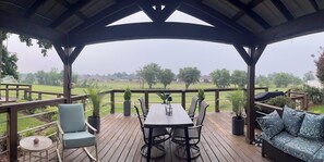 Outdoor dining - THE FAIRWAY: Modern 3BR with beautiful golf course views and convenient location (Longview)