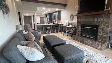 Una Smart TV, una chimenea, una pantalla de ordenador