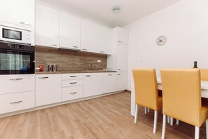 Appartement supérieur, 1 chambre, vue sur la mer | Cuisine privée | Réfrigérateur grande capacité avec congélateur, four à micro-ondes