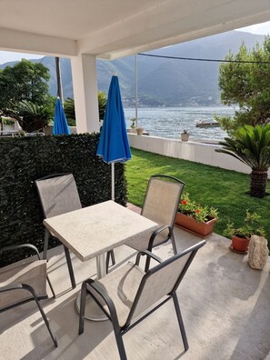 Outdoor dining - Waterfront Apartment Petrovina (Kotor)