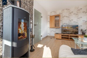 Een televisie, een open haard, een tafeltennistafel en een stereo