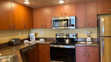 Microonde, forno, piano cottura, lavastoviglie