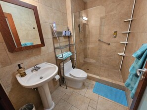 Douche, sĂšche-cheveux, serviettes fournies, savon