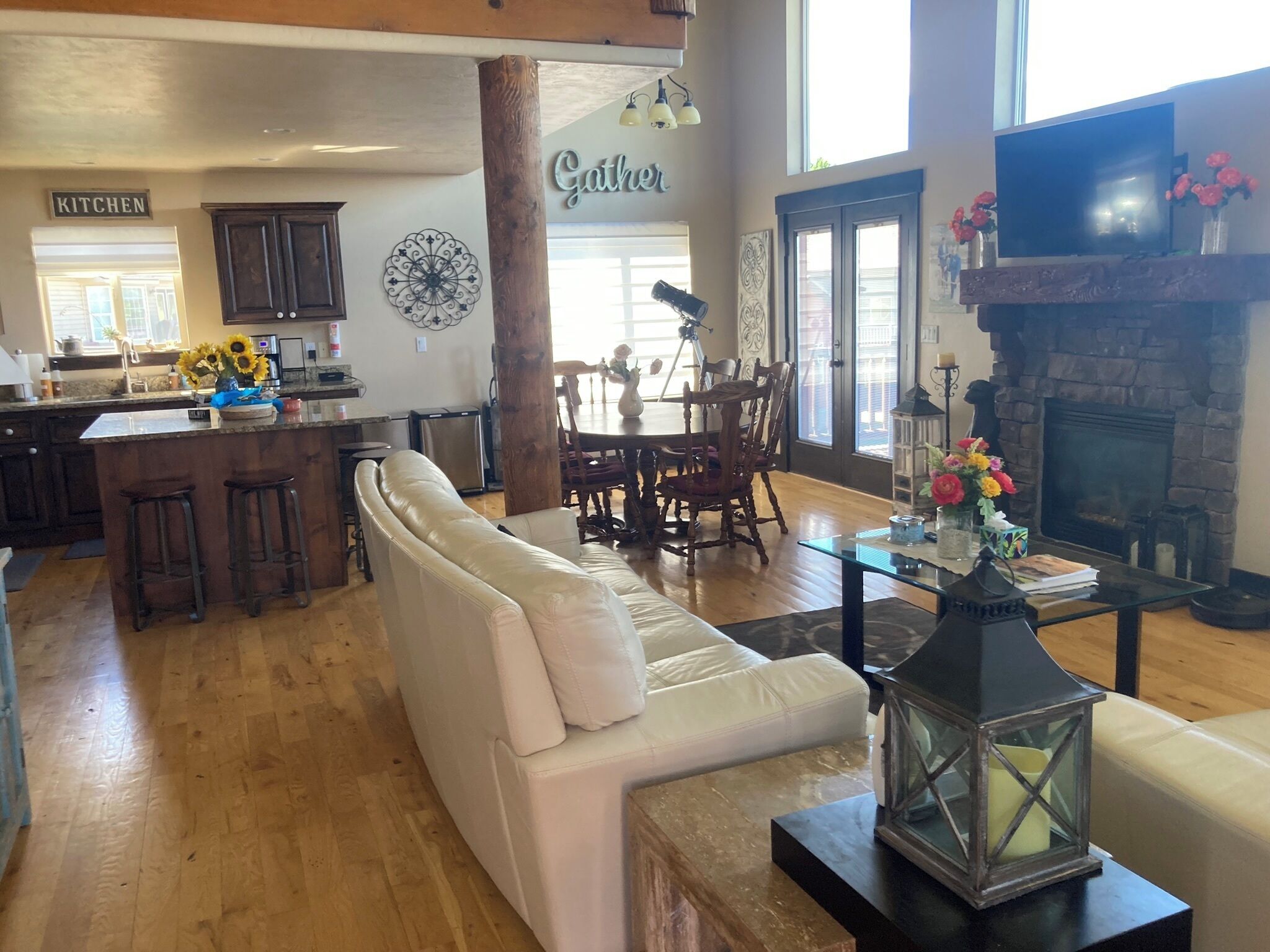 Beautiful & cozy cabin with a view of Bear Lake.  Near the golf course!
