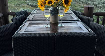 Beautiful & cozy cabin with a view of Bear Lake. Near the golf course!
