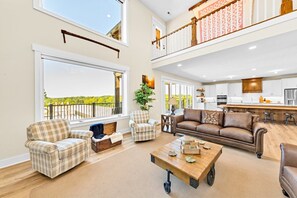 TV, peis, DVD-spiller og bøker