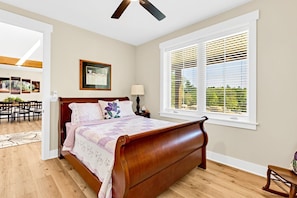 7 bedrooms, WiFi (free), bed sheets