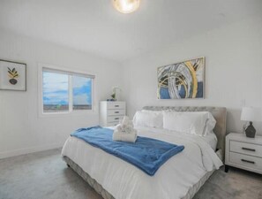 3 bedrooms, in-room safe, desk, iron/ironing board - Secord Serenity (Edmonton)