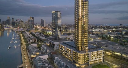 High-Floor River & City Views | Quiet Private Room