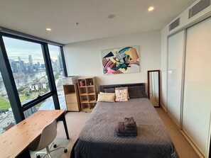 1 habitación, escritorio, tabla de planchar con plancha y wifi gratis 