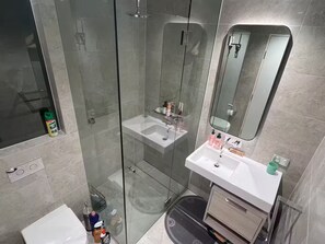 Dusche, Haartrockner, Handtücher, Seife