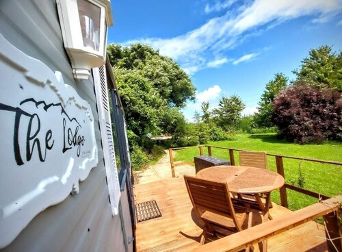 Peaceful retreat by the sea with mountain views