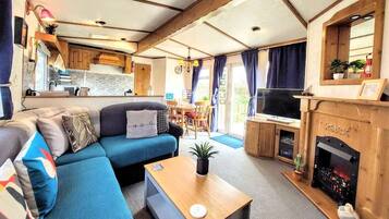 TV, peis, DVD-spiller og bøker