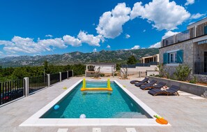A heated pool - Nice home in Rovanjska (Rovanjska)