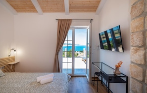 3 bedrooms, travel crib, free WiFi, bed sheets