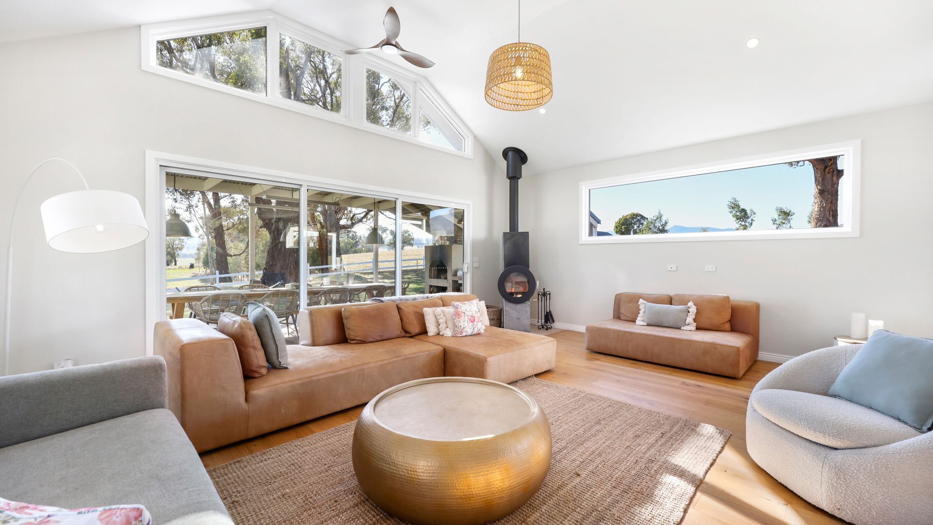 Smart-tv, een open haard en boeken