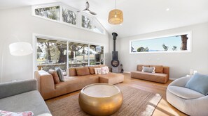 Smart-TV, Kamin, Bücher