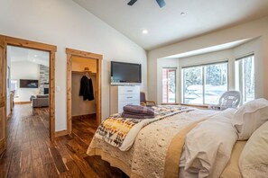 4 bedrooms, desk, iron/ironing board, travel cot