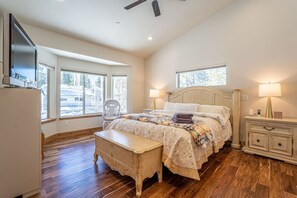 4 bedrooms, desk, iron/ironing board, travel cot - Modern 4/2.5 Chalet—Lake Baron @ South Lake Tahoe (South Lake Tahoe)