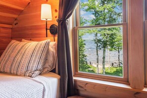 5 sovrum, skrivbord, strykjärn/strykbräda och resesäng