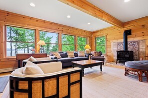 Smart-tv, eldstad, dvd-spelare och bordsfotboll