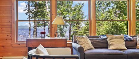 TV connectée, cheminée, lecteur de DVD, baby-foot