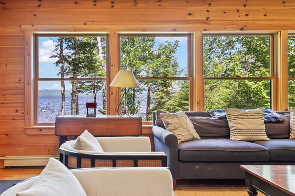 Smart-tv, eldstad, dvd-spelare och bordsfotboll