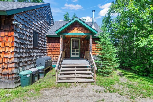 Rock Hopper on Mooselookmeguntic Lake with beach, pet friendly!