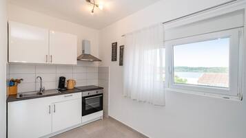 Kühlschrank, Ofen, Wasserkocher mit Kaffee-/Teezubehör