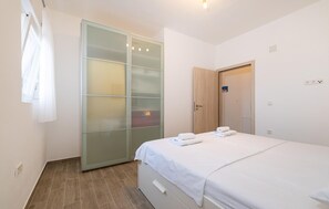 1 bedroom, travel cot, free WiFi, bed sheets