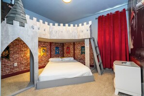 5 bedrooms, iron/ironing board, travel cot, WiFi - 510 BS - 5BD Luxe Retreat: Spacious Pool & Game Room Near Attractions (Kissimmee)