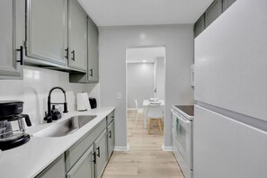 Réfrigérateur, micro-ondes, four, plaque de cuisson