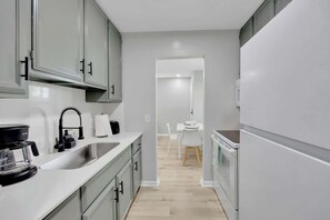 Fridge, microwave, oven, stovetop - SMV Coastal Retreat with Putting Green (Jacksonville Beach)