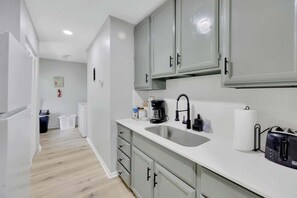 Fridge, microwave, oven, stovetop - SMV Coastal Retreat with Putting Green (Jacksonville Beach)