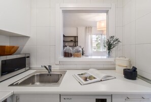 Fridge, microwave, oven, stovetop - Yucatan - 1 bedroom in Chamberí (Madrid)