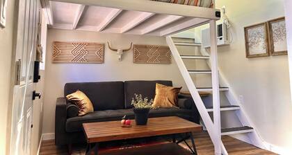 Tiny Farmhouse Cottage with Loft - Drift Asleep by Stargazing through Skylight