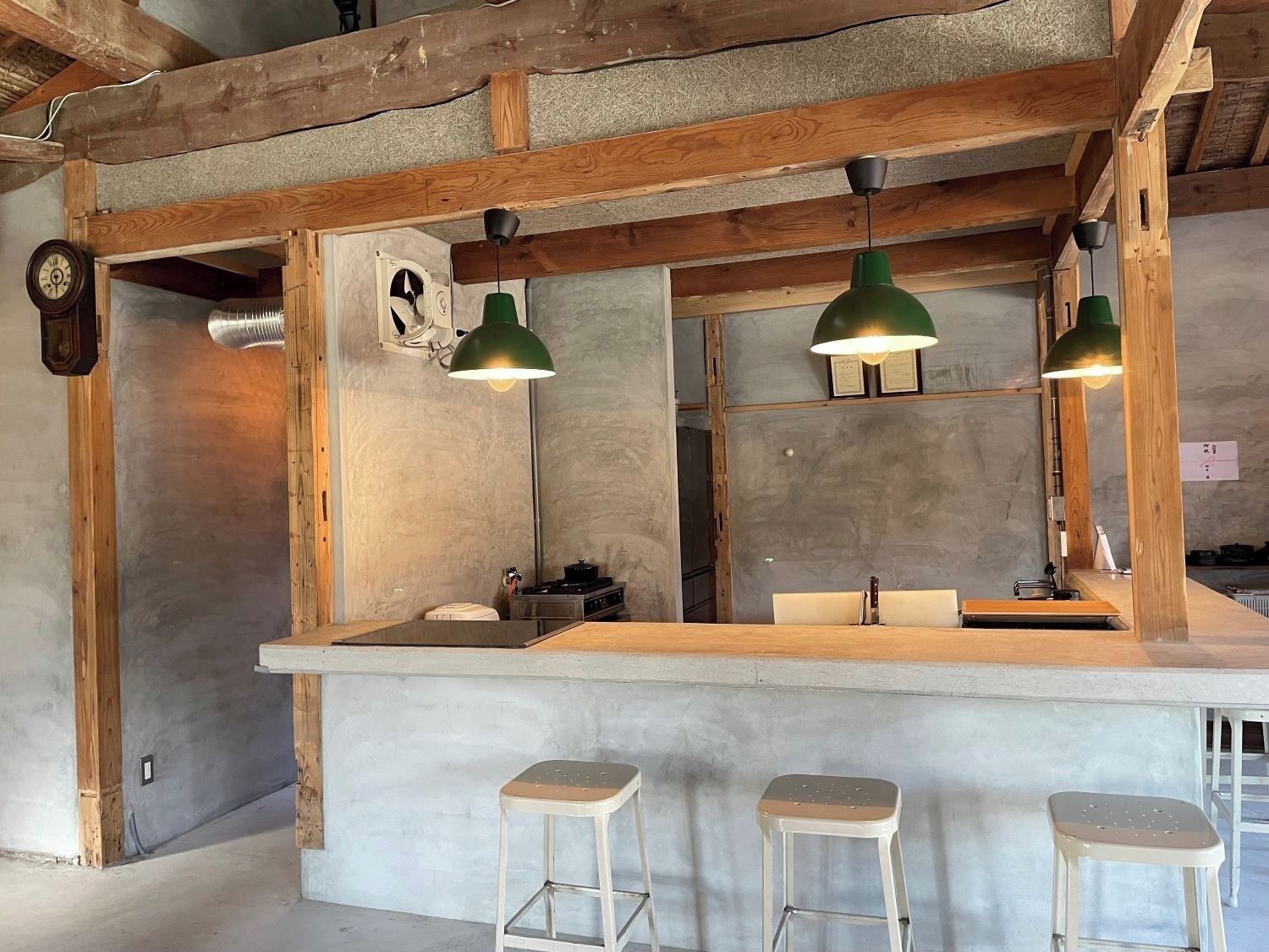 Geladeira, micro-ondas, cooktop, talheres/pratos/utensílios de cozinha