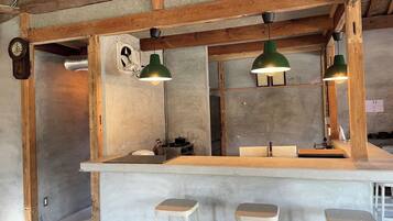 Refrigerador, microondas, parrilla de estufa y utensilios de cocina