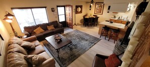 Smart TV - The Island Barcelona @ the Nautical Estates. Boat parking,
2 car garage, pool. (Lake Havasu City)