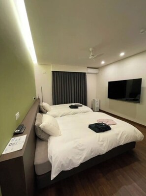 3 bedrooms, desk, iron/ironing board, free WiFi