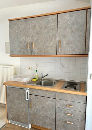 Réfrigérateur, four, plaque de cuisson, cafetière/bouilloire