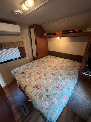 2 bedrooms, desk