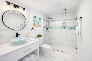 Shower, hair dryer, towels, soap - Seaside Charm: Steps to Beach, Bars, Taxi & Island Fun! (Frigate Bay 78Q7+6Q2 Kittian Village)