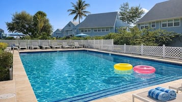 Utomhuspool och uppvärmd pool