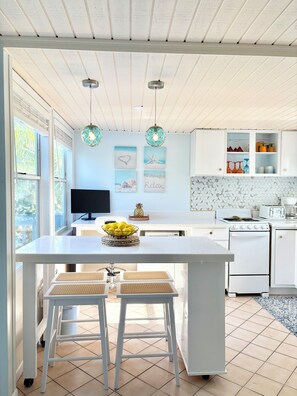 Fridge, microwave, oven, stovetop - Cindy’s Caribbean Loft: Poolside & Beach Bliss Near Cafés (Frigate Bay)
